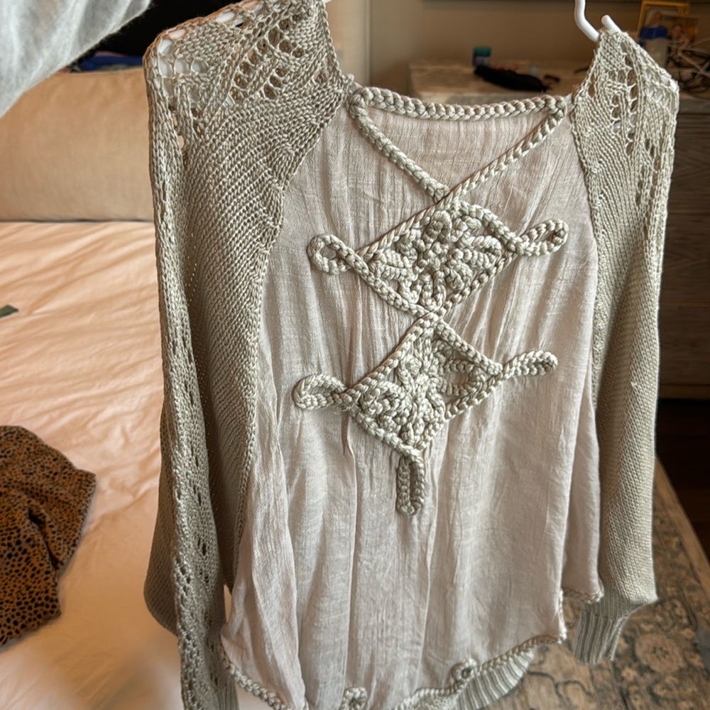 Tan sweater with design - so cute

EVERYTHING MUST GO
